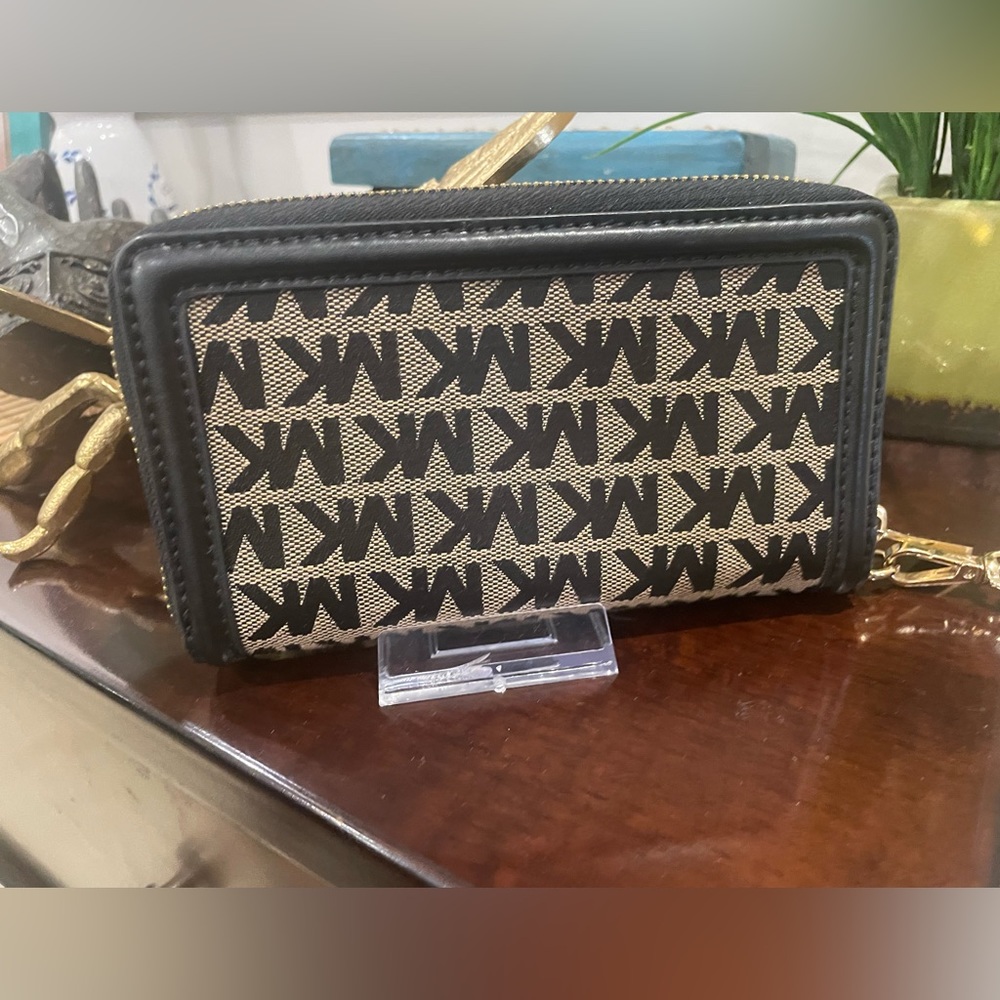 EUC Michael Kors Zip Wallet w/strap - Picture 11 of 17